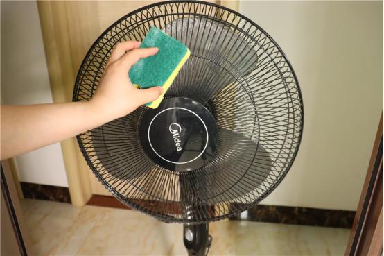 怎样把风扇的灰尘擦掉,怎么把电风扇上的垃圾清除掉