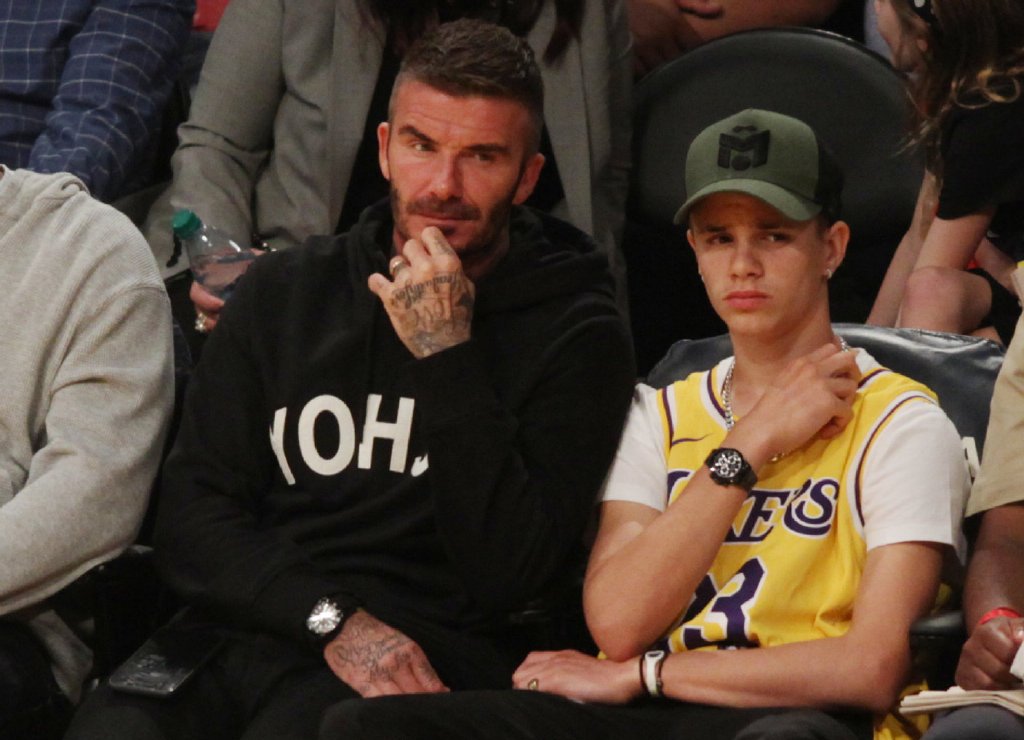 小贝和儿子踢球,小贝看球赛