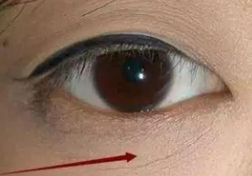 你还被卡粉浮粉困扰?4招打造服帖妆容,手残*党**也能学会