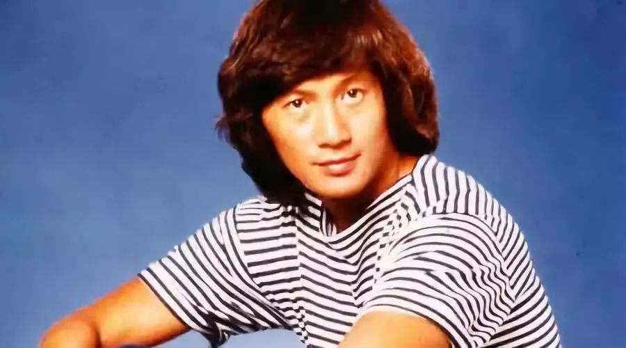 他是谭咏麟的偶像，爱穿豹纹叱咤歌坛50年，66岁重出江湖