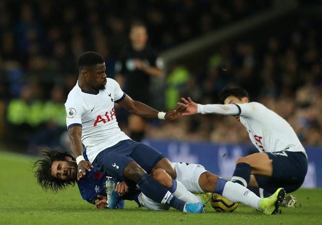 孙兴慜曼联倒地三分钟,孙兴慜在英超比赛中铲倒戈麦斯