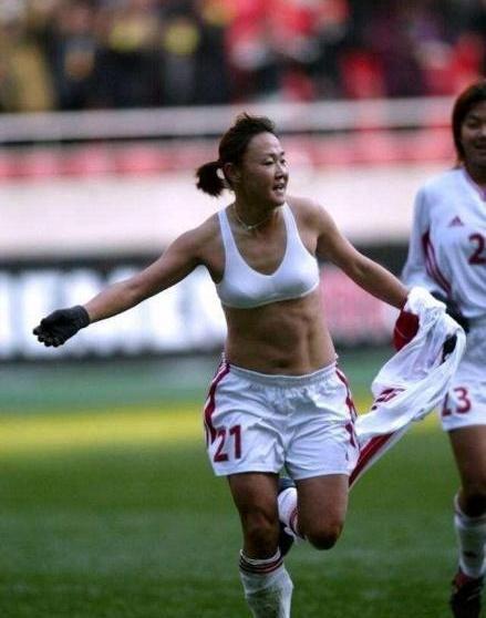 中国女足集体露腹肌,中国女足7号进球