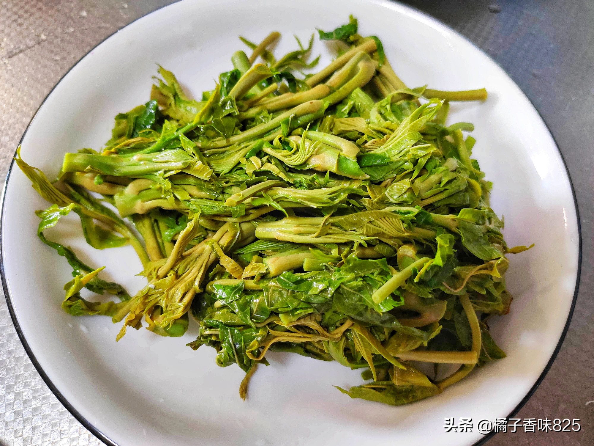 赶在春天的小尾巴抓紧吃香椿，再贵也要给家人吃，简单拌一拌就成