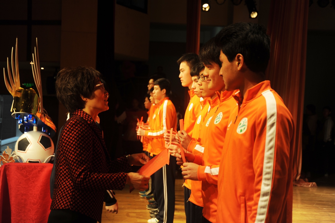 做好人读好书踢好球,做好人读好书