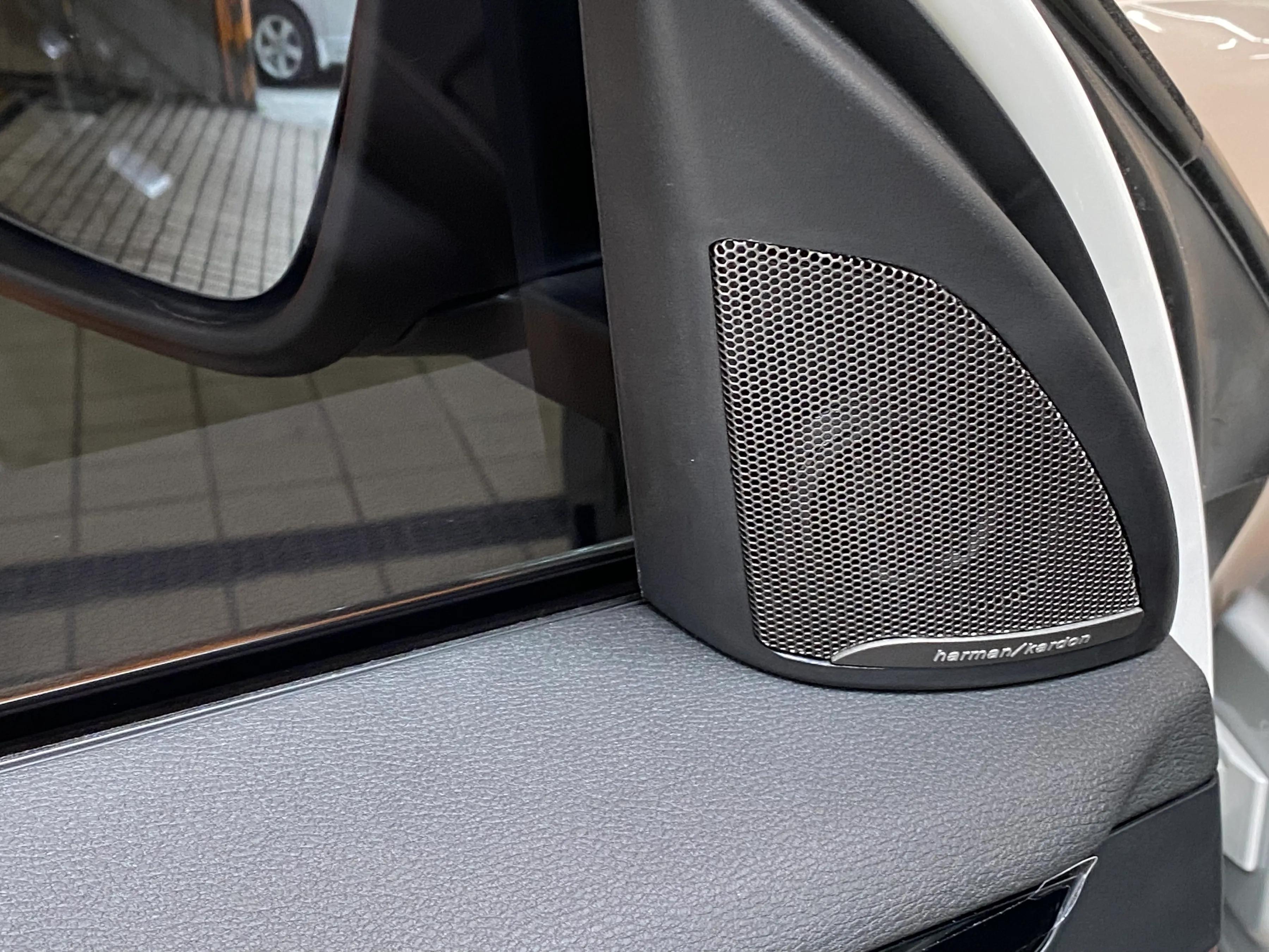 2021款宝马x1加装中控台喇叭,23款宝马x1加装高音喇叭过程