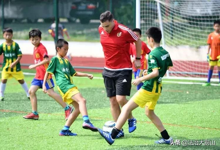 长着外国脸的中国小孩,外国教练在中国教孩子踢球