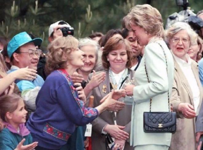 香奈儿和lv的包哪个保值,香奈儿升值款式有哪些