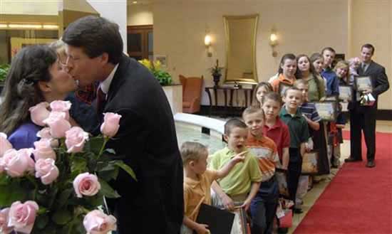 结婚前很幸福生孩子后更幸福,夫妻29岁生9个孩子