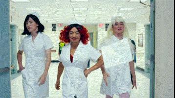 为了暴打凡尔赛文学,年轻人涌入菜场买衣服