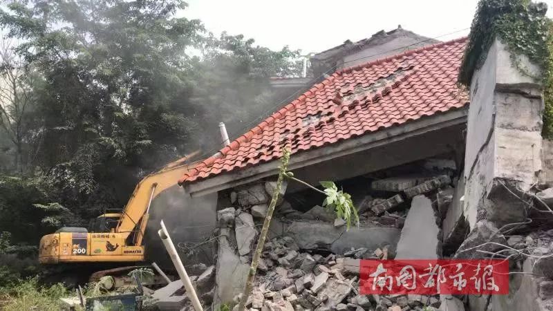 海口一小区多栋楼顶违建被拆,拆除违建海口别墅