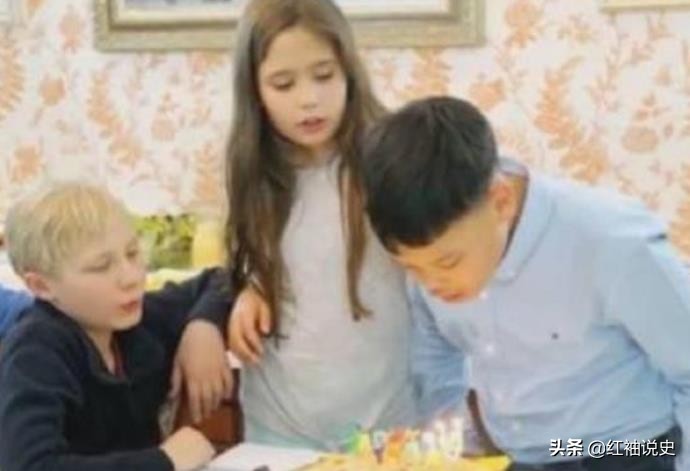 15岁提帮功早恋了？神秘女友是混血美人，网友：有玛哈国王风范