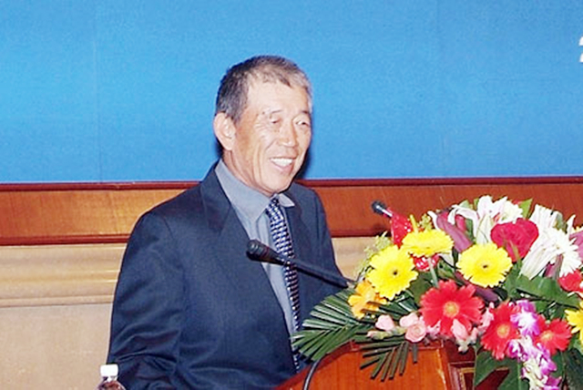 *震王**之子王军：跨行从商、不计得失建鸟巢，退休后大胆投资*疆新**