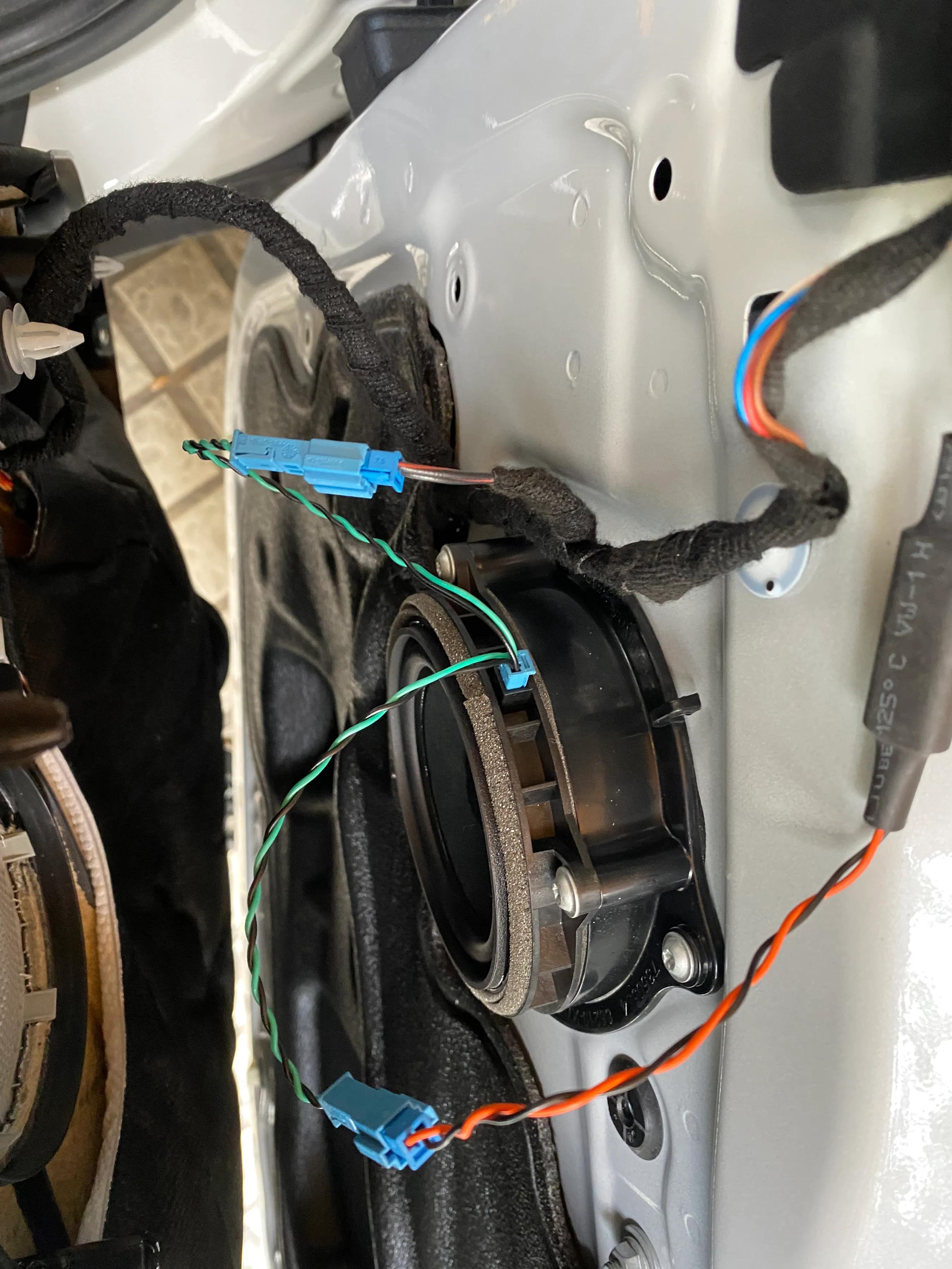 2021款宝马x1加装中控台喇叭,23款宝马x1加装高音喇叭过程