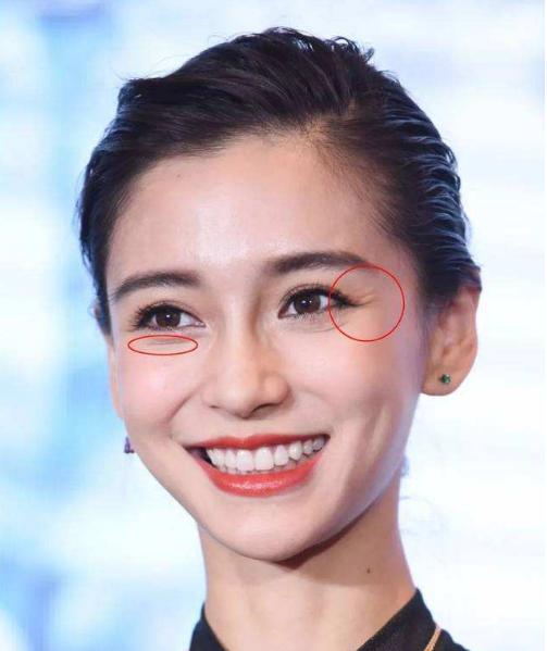 “不播了，这睫毛膏没法用！”薇娅直播间瞪眼敲桌子，粉丝都愣了