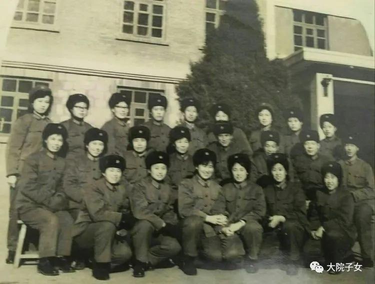 我从小在军营生活长大,我是在部队大院长大的