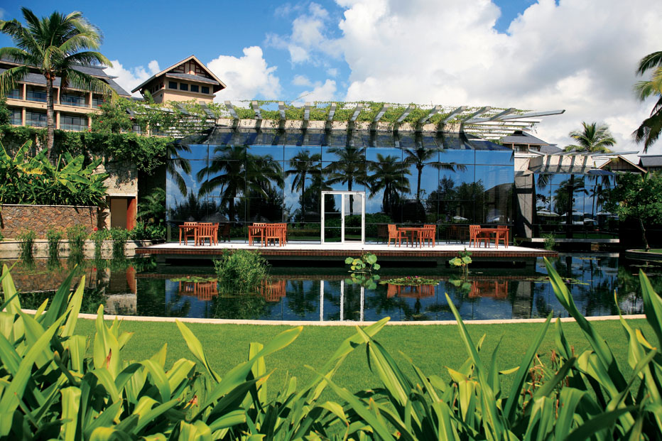 三亚希尔顿酒店多少钱一晚,三亚六月适合旅游度假吗