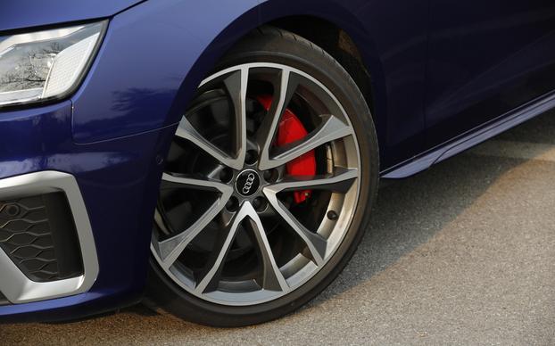 豪华动感奥迪a4l,奔驰c260和奥迪a4l试驾对比