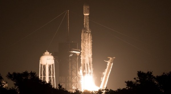 首次重型猎鹰发射成功,猎鹰重型火箭首飞成功视频回顾