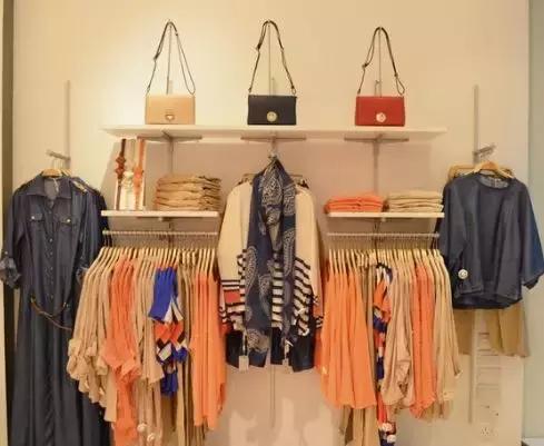 服装陈列挂衣教程,服装店如何让服装货架陈列有美感