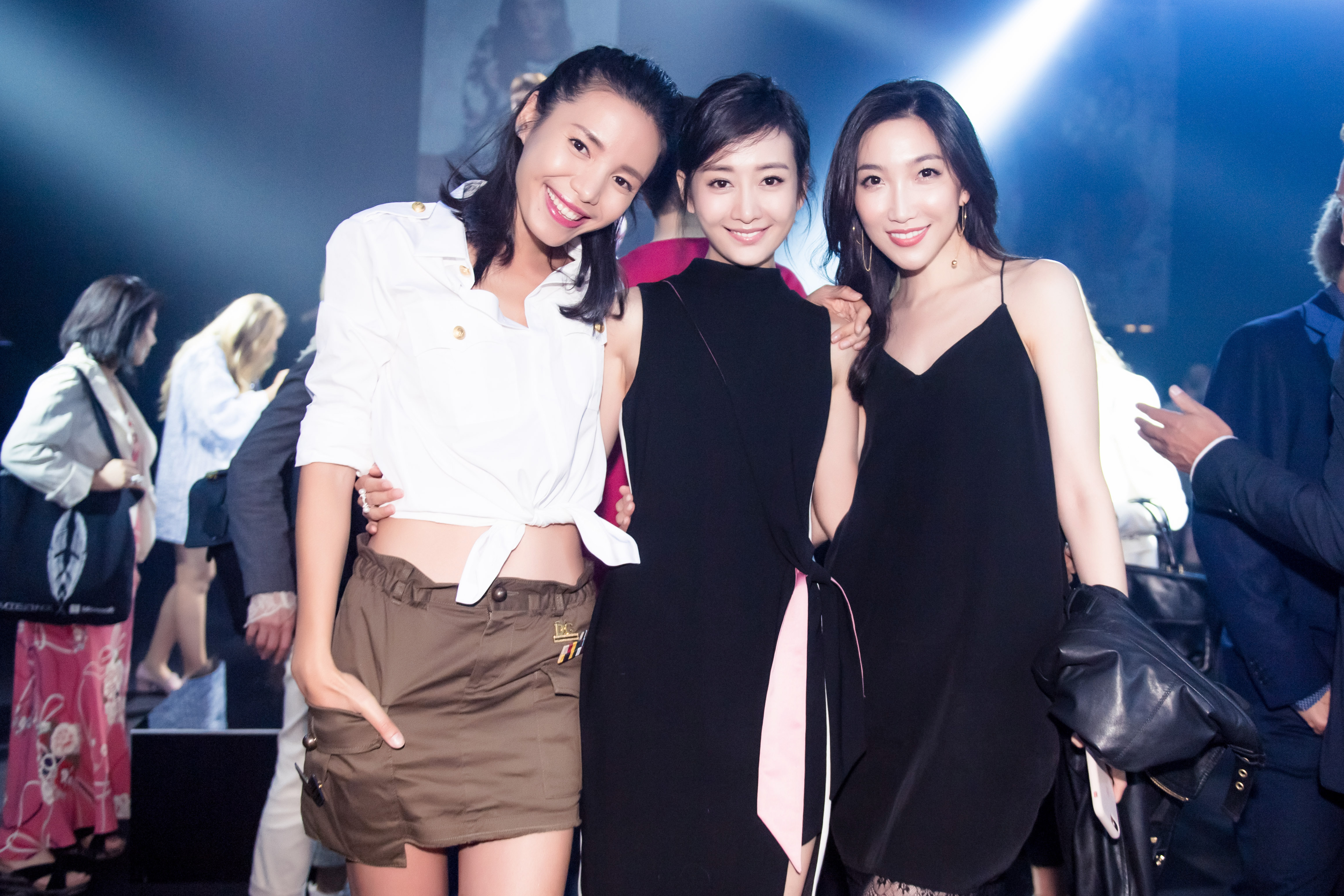 王鸥端庄优雅,王鸥穿羊腿袖深v礼服凹造型