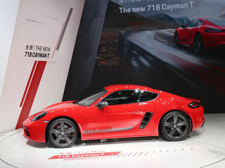 23岁女总裁提劳斯莱斯,23岁美女提车保时捷