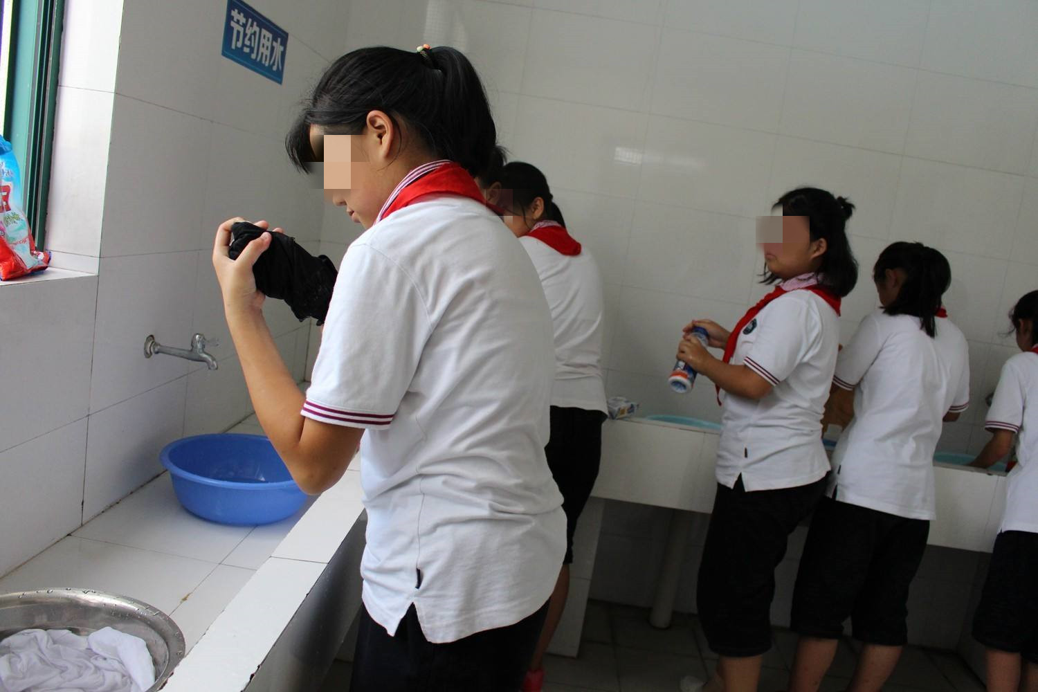 为啥不建议住校,为什么不建议初中就寄宿