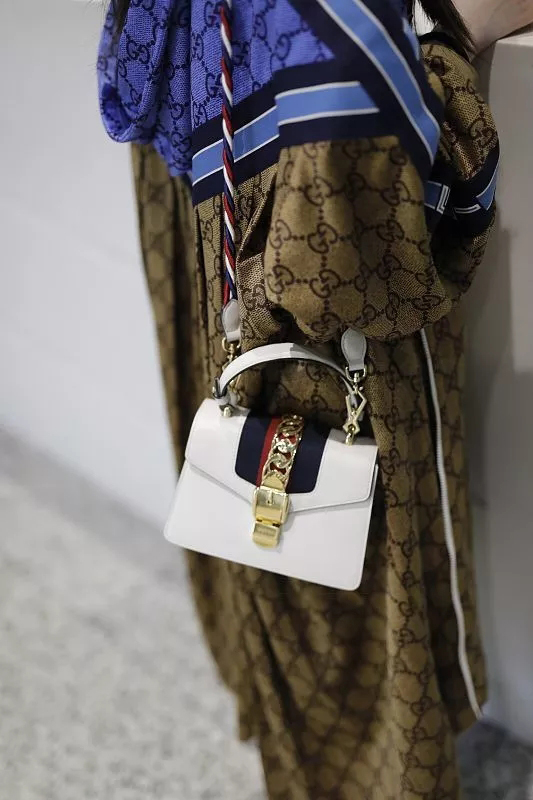 ​宋轶一路走红衣品提升很快！运动风衣+T恤小白鞋，又休闲又甜美