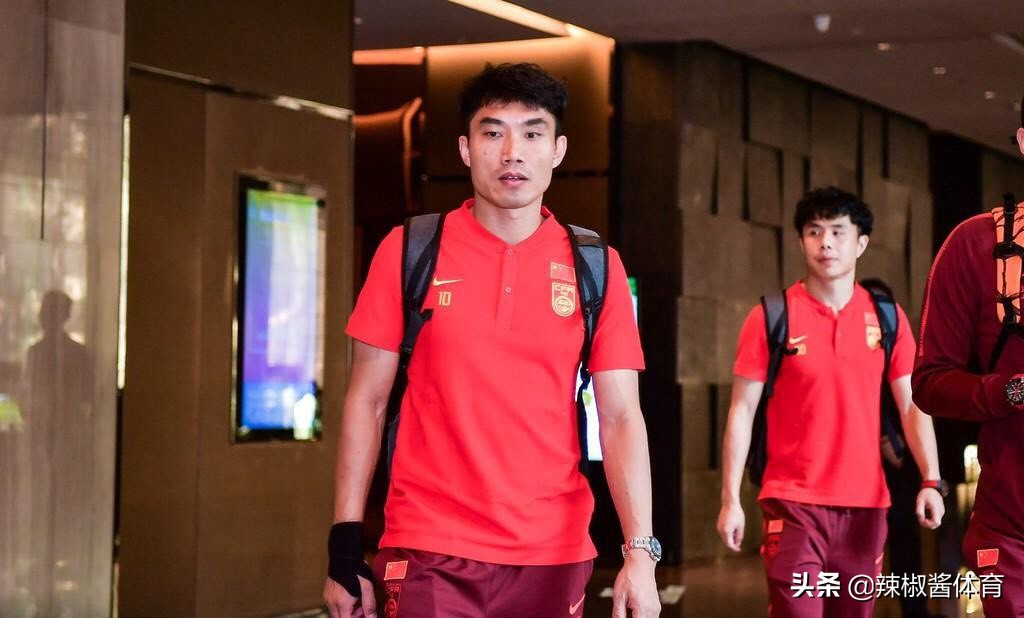 国足0-1叙利亚郑智表情包,国足队长郑智图片