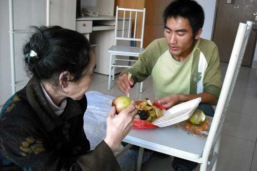 贵州千里背疯母上学,13年前千里背疯母上大学