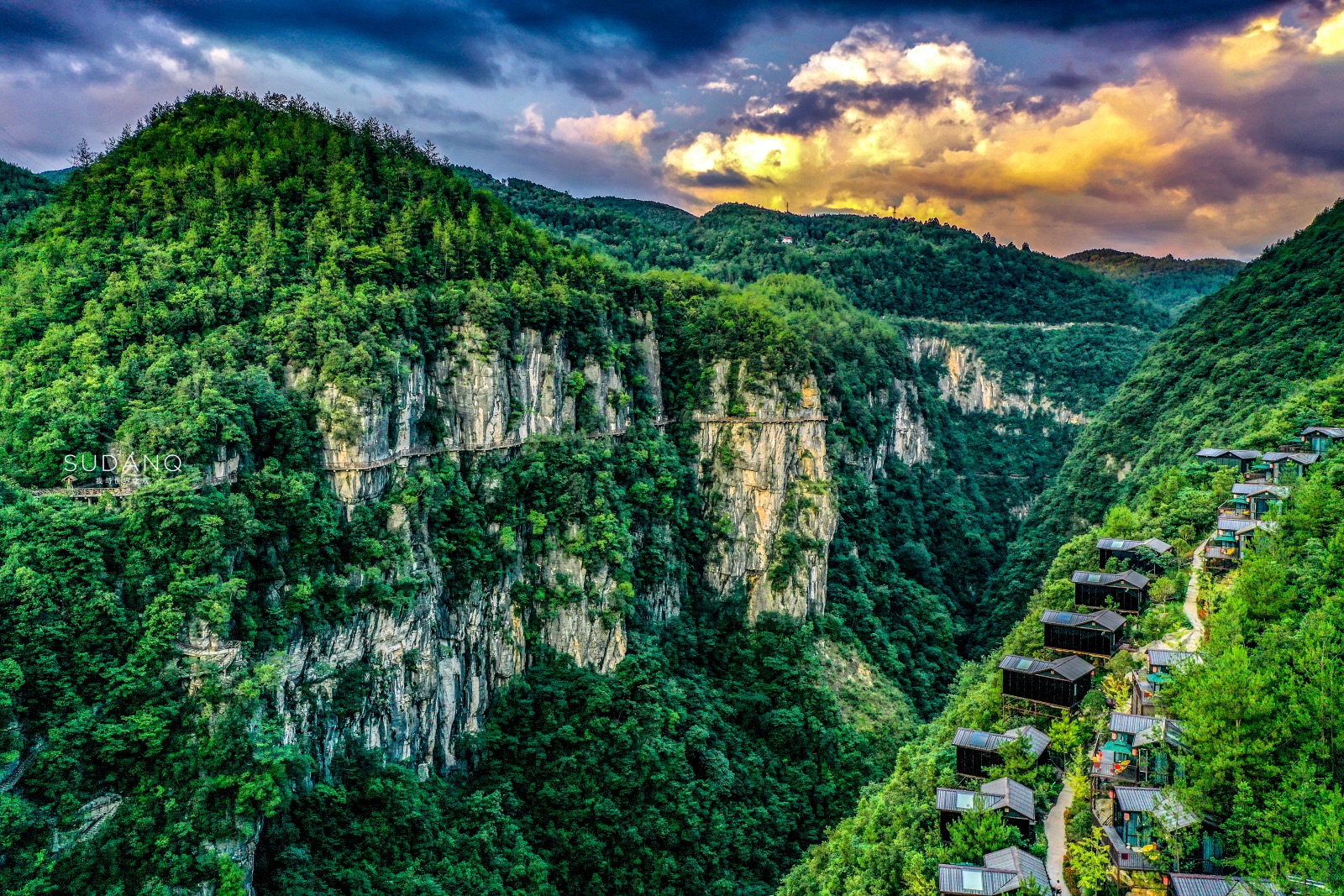 湖北恩施悬崖木屋,恩施最险的挂壁民宿