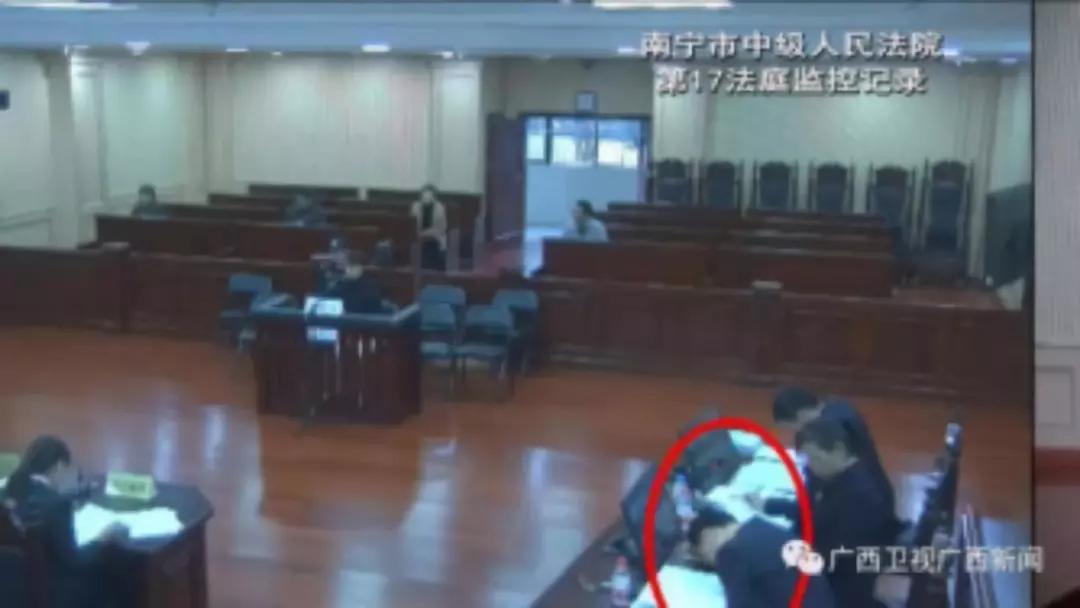 上海一男子持刀砍人，民警开枪击伤并送医