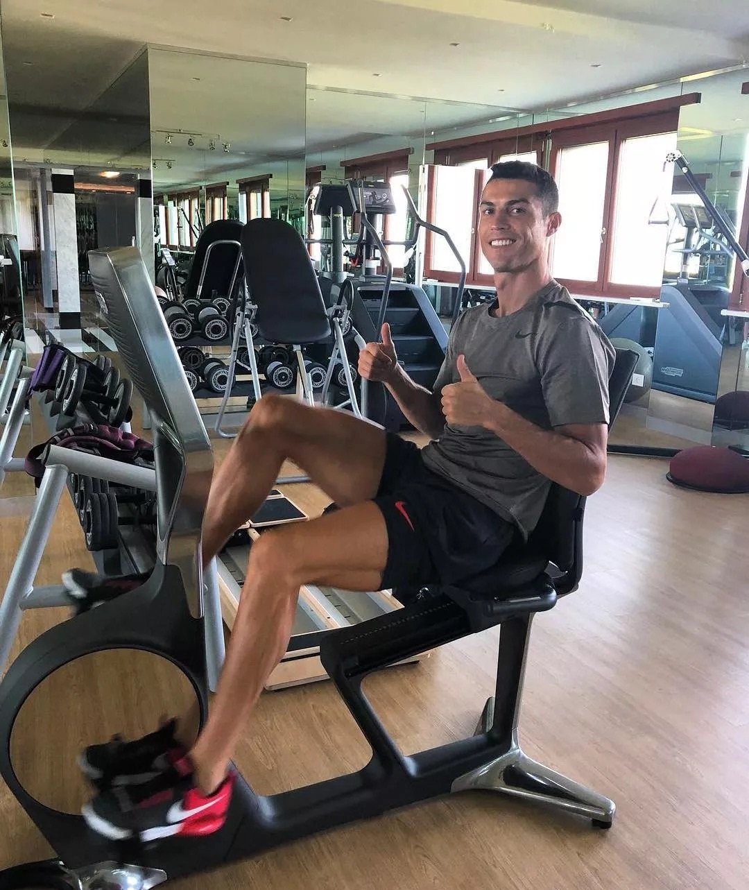 C罗的六块腹肌，乔治娜的蜜桃翘臀，这才是爱侣们该有的健康模样