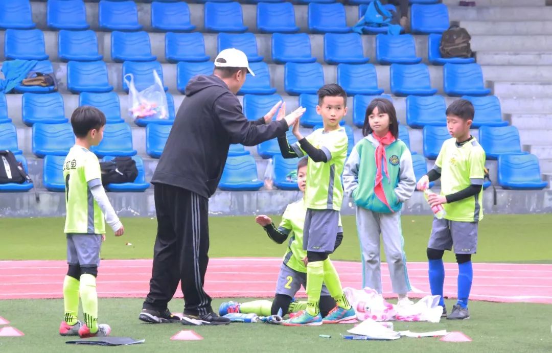 足球转动梦想绿茵放飞希望——曲江南湖小学举办第二届校园足球赛