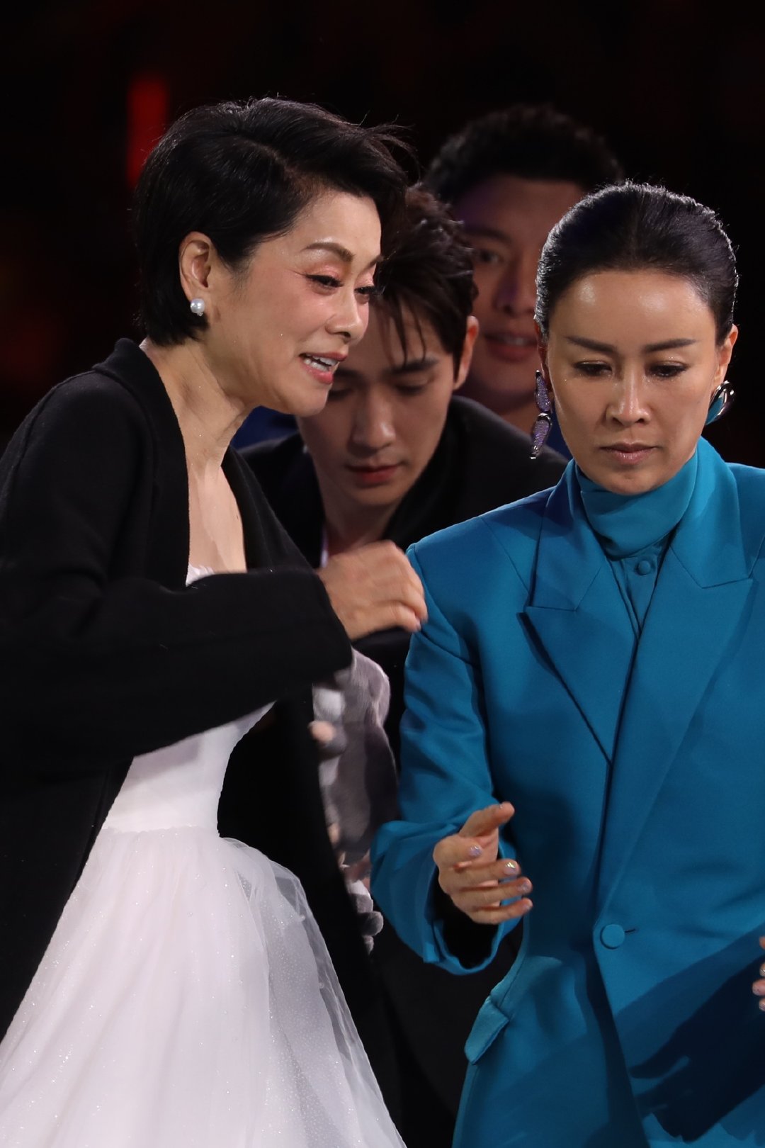 朱一龙跨年衣服,朱一龙瞬间脸红