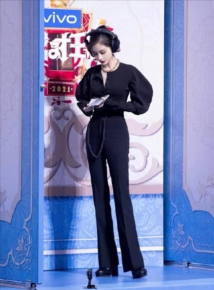 微胖女生穿显腿长又瘦的裤子,微胖小个子穿的微喇牛仔裤