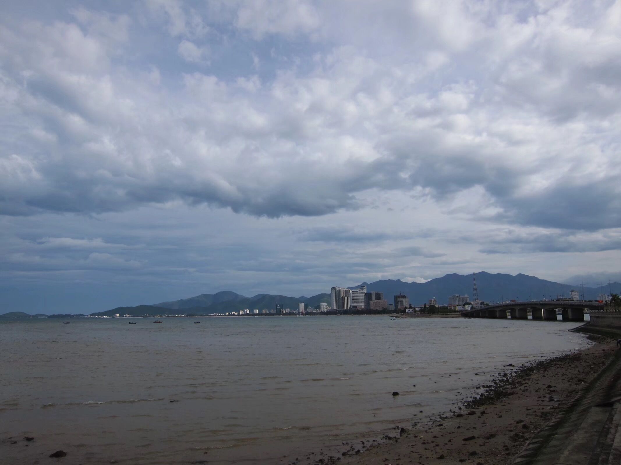 小伙骑自行车去越南旅游,小伙单车骑行越南