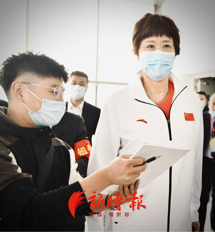 郎平现身济南接受新时报专访，阐释她心中的女排精神：“祖国至上，团结协作”