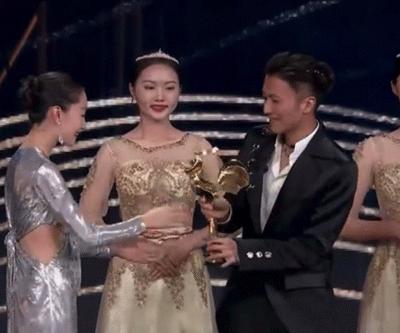 周冬雨戛纳受访惊艳,周冬雨官宣后首次亮相