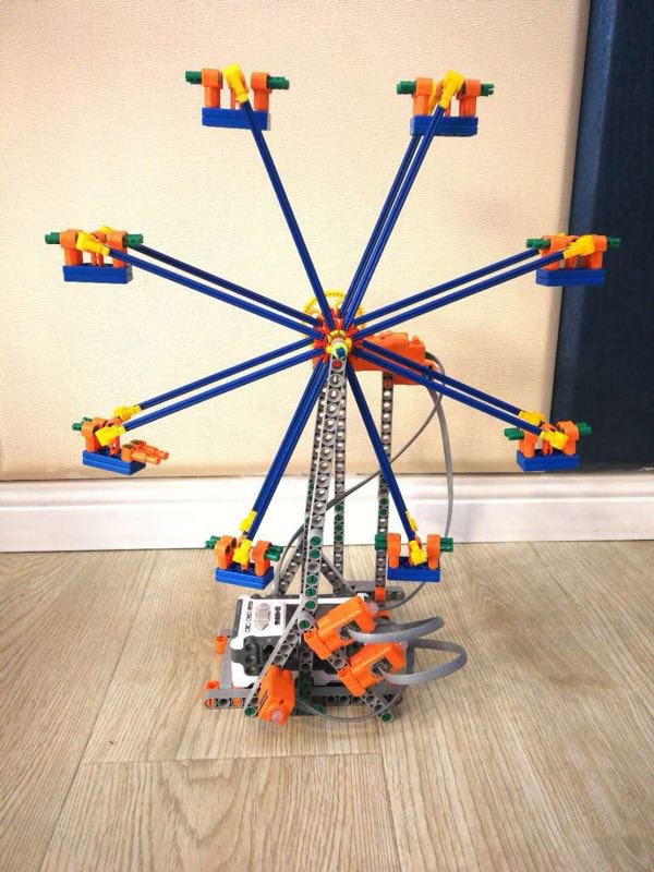 小长假百名娃在科学宫找到乐子，因为他们跟小机器人约了个会