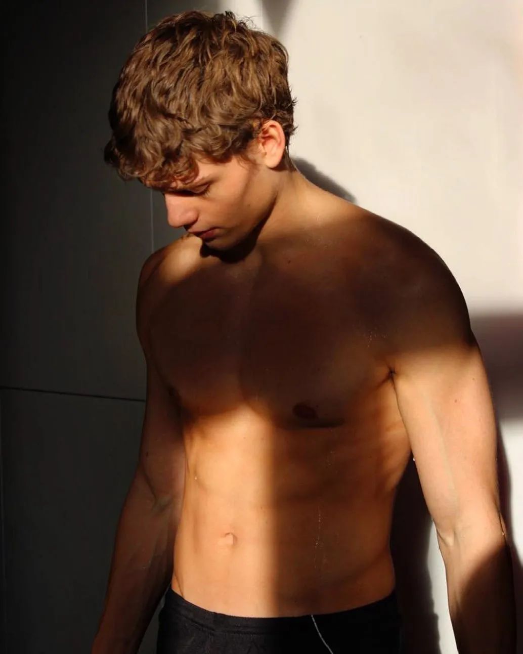 阿玛尼最新时装,男模特走秀阿玛尼