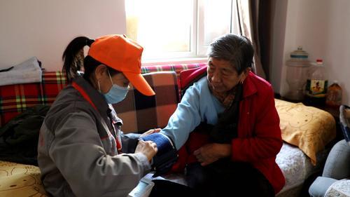 扫卫生陪聊天政府购买养老服务，让夕阳红起来！