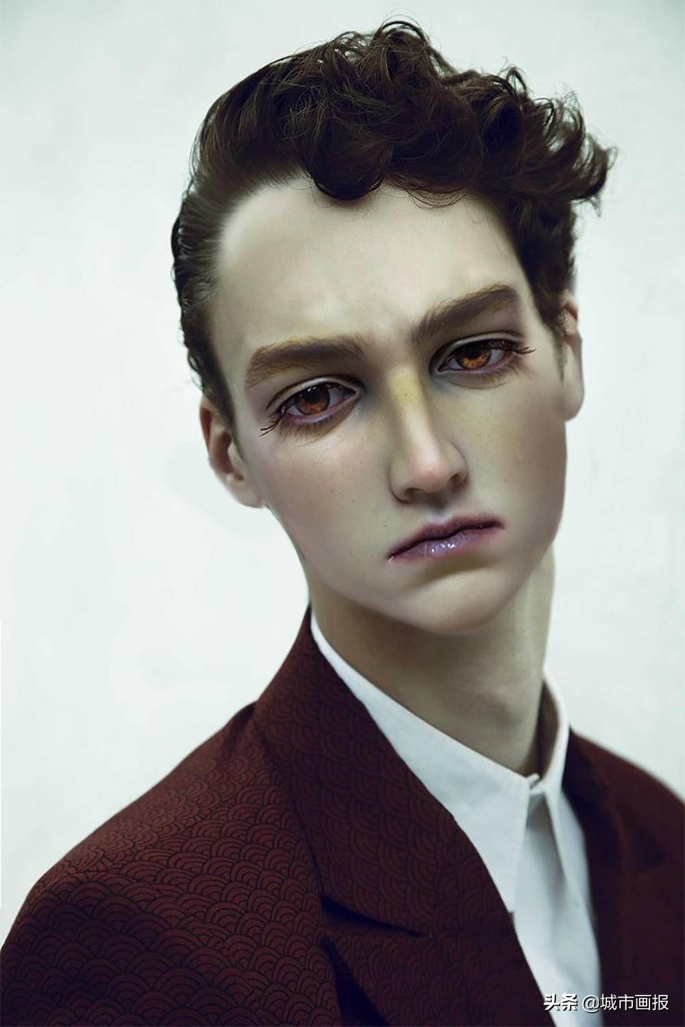 邮费都砍价的年轻人，竟给自己的娃娃穿上奢侈品