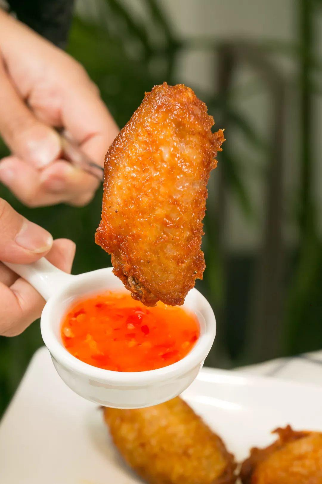 双色的双层小店，晚上有满天星星，呆足一天也不够