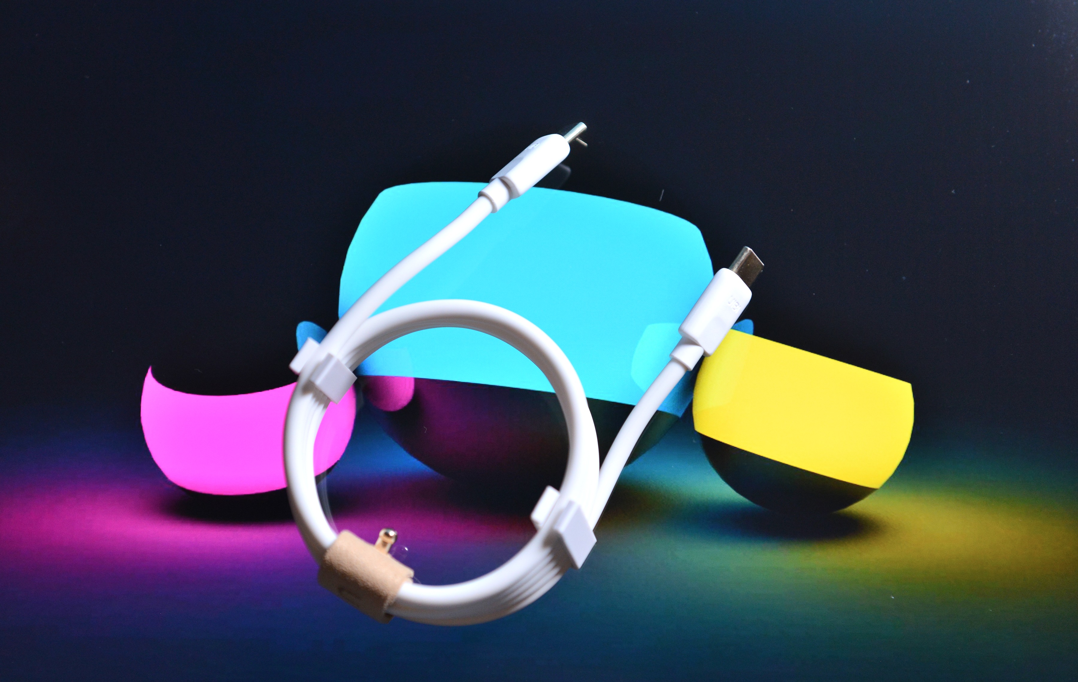 视觉清凉、温婉圆润的“小冰块”——UIBI柚比迷你快速充电器