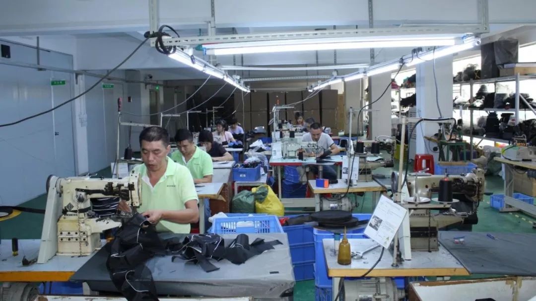 富士康工程师转行生产太阳能背包，年销百万个，照亮非洲贫民窟