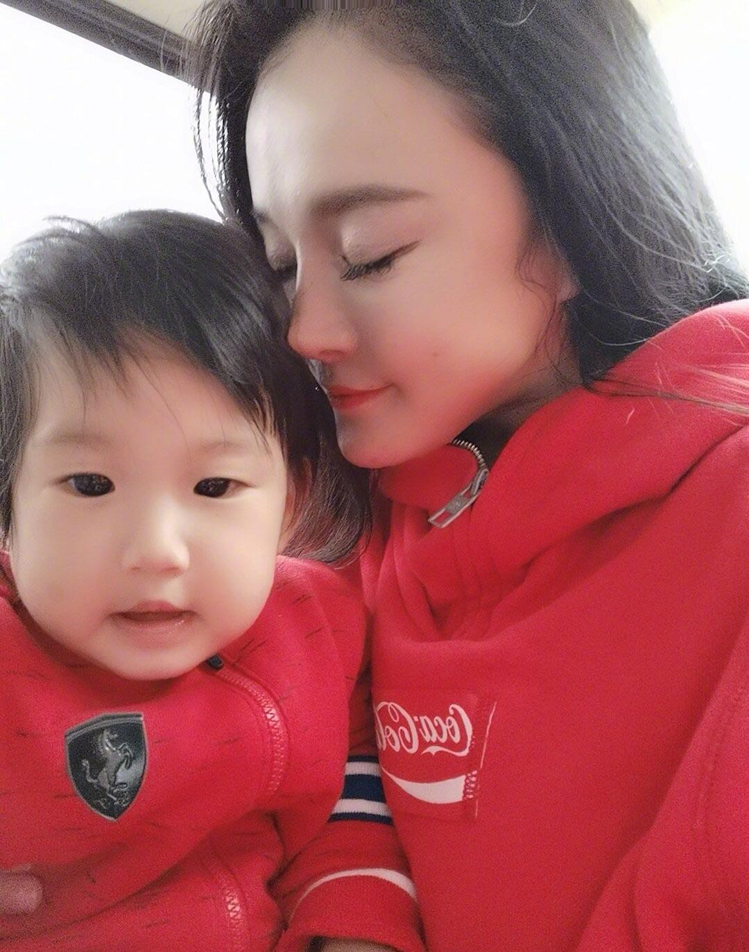 冉莹颖与两个儿子合照,冉莹颖晒与老公拥抱照