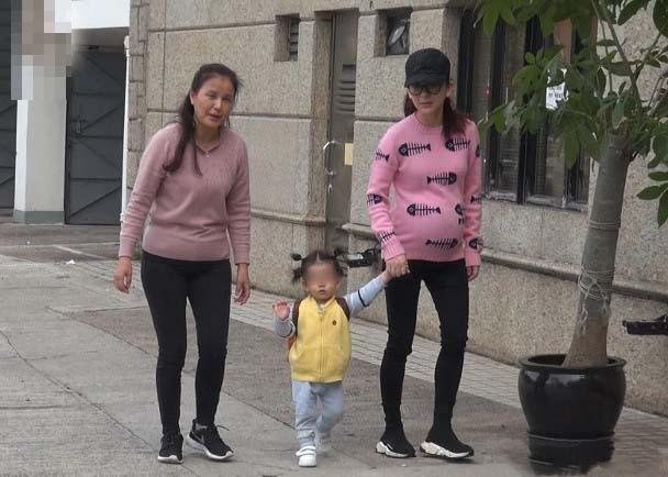 偶遇郭富城和方媛散步,天王嫂方媛光速瘦身