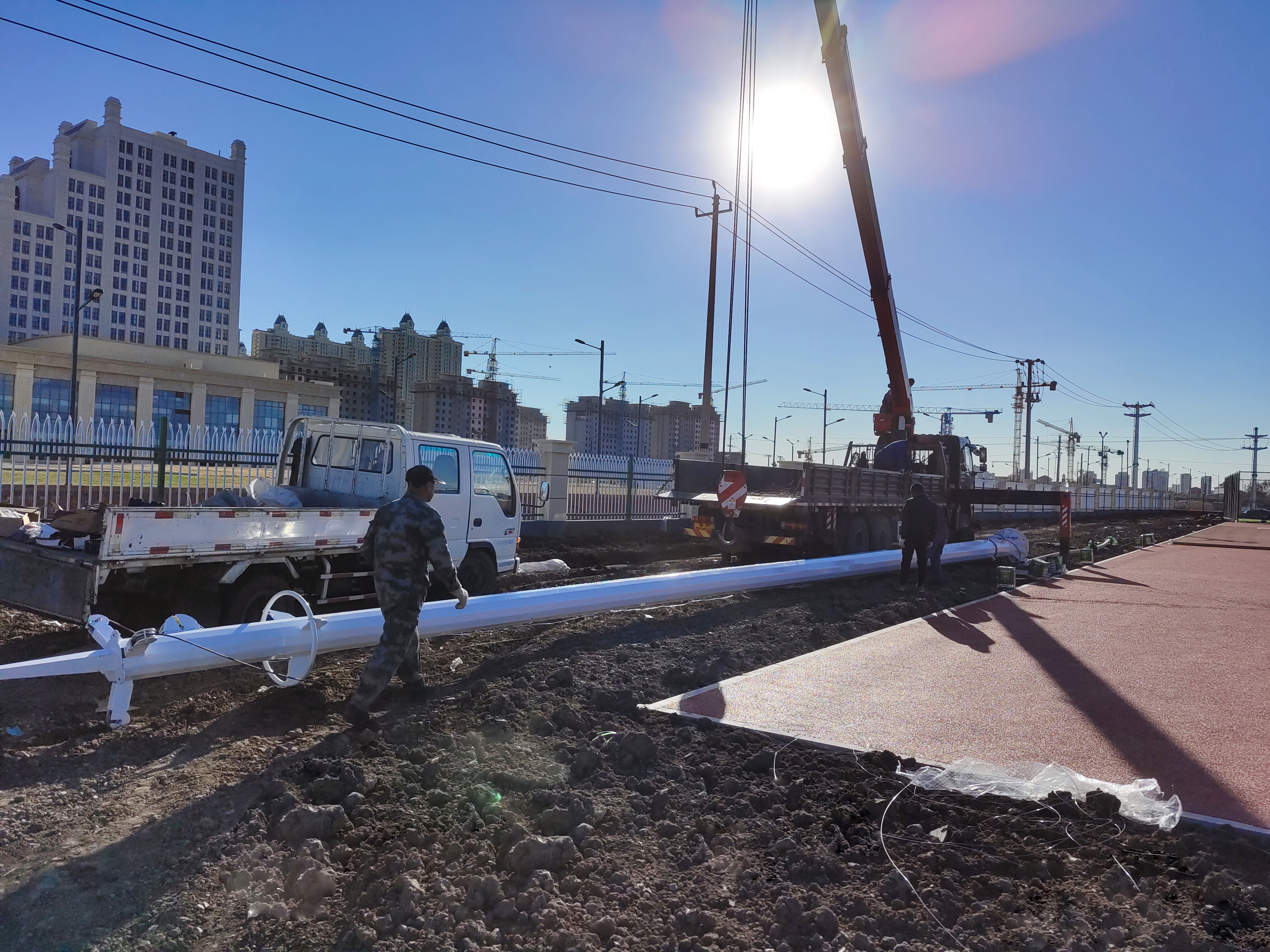 15米高的足球场灯怎么安装,15米高装多少瓦的路灯