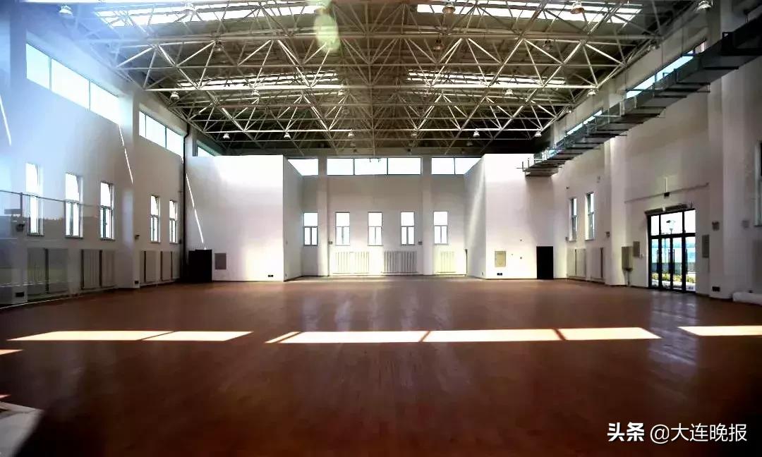 3万人足球场,大连大型专业足球场