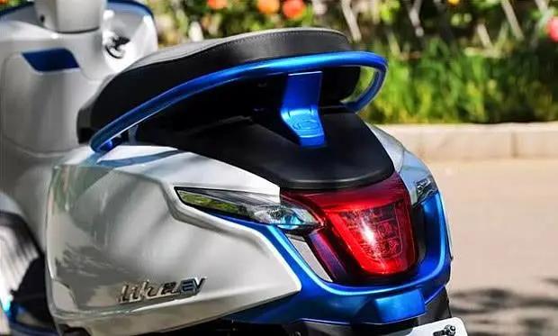 光阳新款踏板谍照,光阳纯电动adv踏板